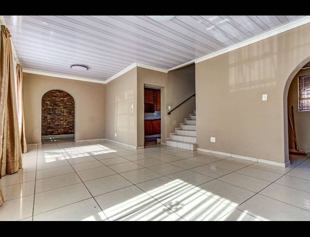 3 BEDROOM TOWNHOUSE FOR SALE IN BIRCHLEIGH NORTH